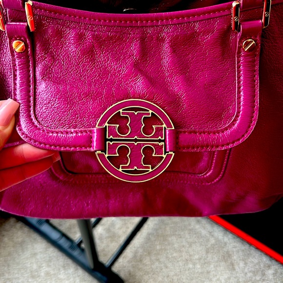 Tory Burch Handbags - Tory Burch Amanda 2 Way Bag